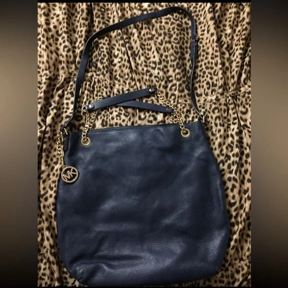 Large Michael kors purse in GUC - Picture 1 of 2